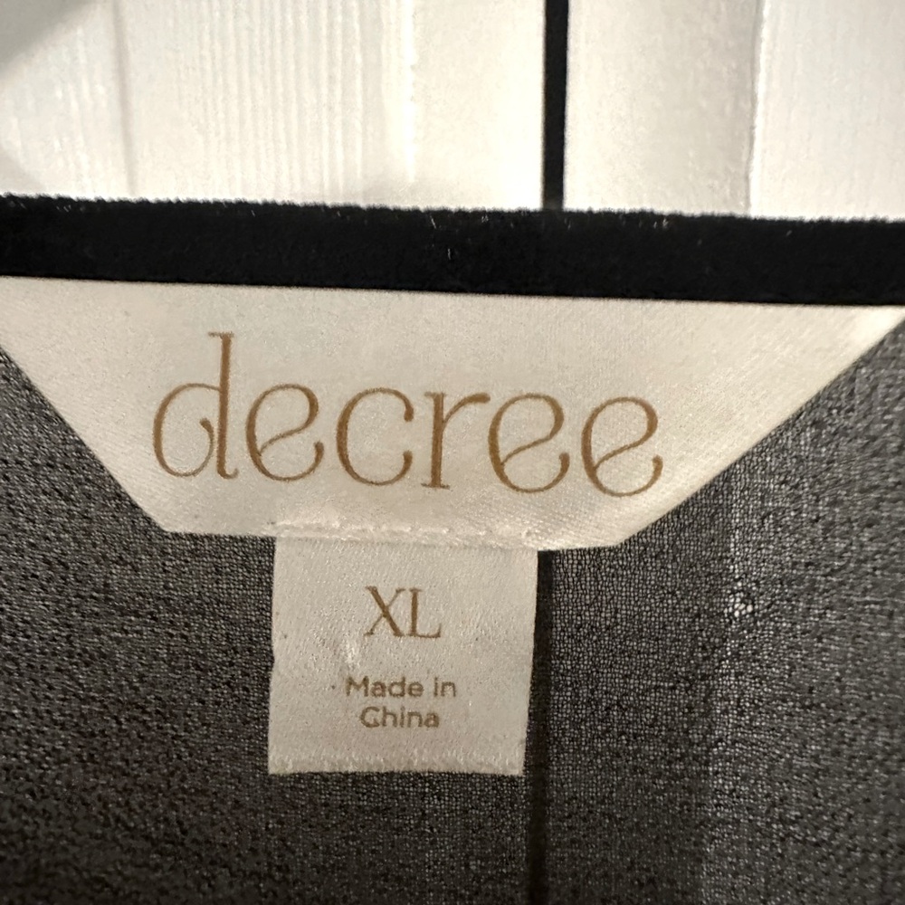 Decree sequins short sleeve top. Front lined, 100% polyester - Picture 4 of 9
